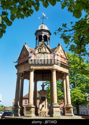 La fontaine de la pompe à eau au St James Square Boroughbridge au Yorkshire Angleterre Banque D'Images
