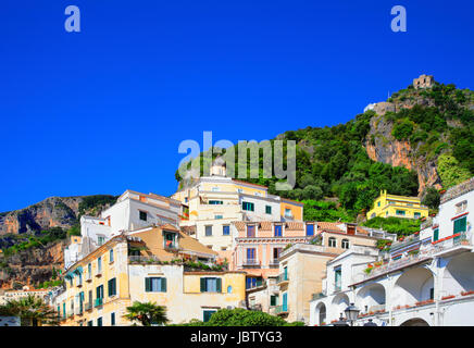 Ville d'Amalfi, Côte Amalfitaine, Péninsule de Sorrente, Campanie, Golfe de Salerne, Italie. Banque D'Images