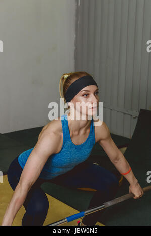 Strong Woman lifting barbell comme partie de crossfit routine d'exercice. Banque D'Images