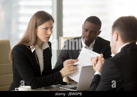 Mécontents en colère businesswoman holding contrat soutenant avec l'entrepreneur, pointant sur le plan n'a pas réussi à effectuer, exigeant la cessation, la perte compensati Banque D'Images