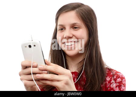 Jeune femme recherchant quelque chose sur un téléphone intelligent Banque D'Images