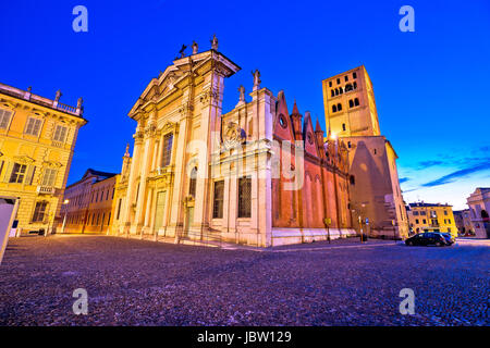 La ville de Mantoue Piazza Sordello et cathédrale soir vue, capitale européenne de la culture et de l'UNESCO World Heritage site, région Lombardie Italie Banque D'Images