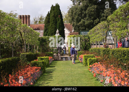 Les visiteurs de Pashley Manor Gardens East Sussex England Banque D'Images