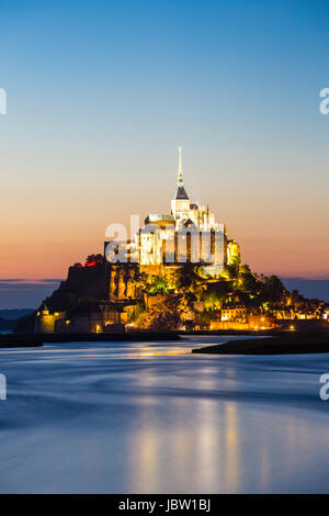 Mont Saint Michel à la tombée de la France Banque D'Images