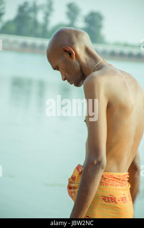 KURUKSHETRA, HARYANA, INDE : 19 juin 2016 - portrait d'un Indien sadhu (saint homme) prépare à prendre un bain dans le réservoir de saint Banque D'Images