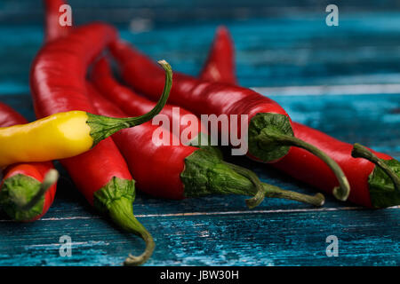 Rote und Gelbe Chilischoten auf blauem Hintergrund Banque D'Images