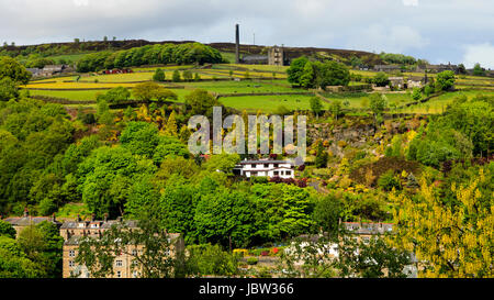 Vue sur la vieille ville de Calder Vallée vers Mill, à Hebden Bridge, Calderdale, West Yorkshire, England, UK Banque D'Images