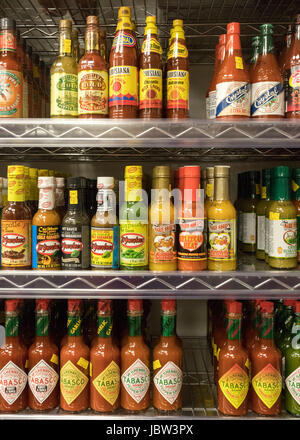 Sauces chaudes à la vente à Kalustyan shop, Lexington Avenue, Manhattan, New York City,. USA Banque D'Images