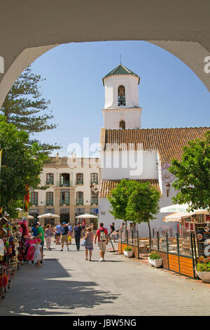 La tour de l'église d'El Salvador (Le Sauveur), Nerja, Andalousie, Espagne, Costa del Sol. Banque D'Images