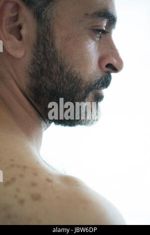 L'homme moyen-orientale barbu pensive looking away Banque D'Images