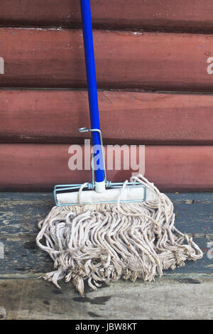 Nettoyage mop gadgets sur terrasse d'accueil Banque D'Images