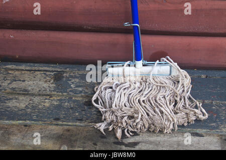 Nettoyage mop gadgets sur terrasse d'accueil Banque D'Images