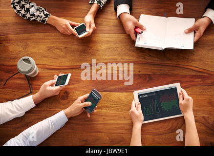 L'analyse des graphiques d'affaires sur les écrans Banque D'Images