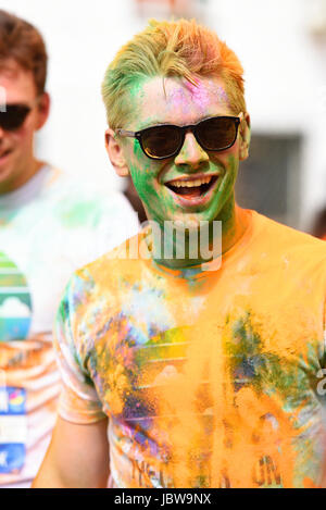 Color Run London, à Wembley Park. Pulvérisé, arrosé de poudre colorée Banque D'Images