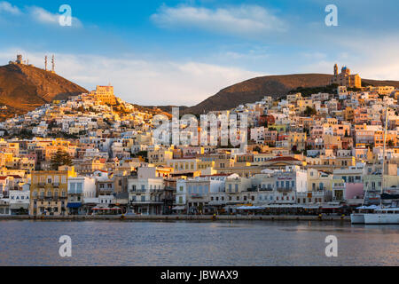 Ville sur l'île de Syros Ermoupoli en Grèce. Banque D'Images