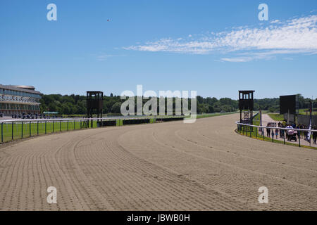 Dernière ligne droite à un hippodrome du parc de Lingfield vide à Surrey en Angleterre Banque D'Images