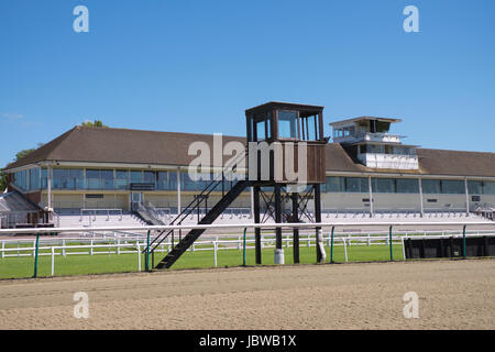 Lookout Tower en face de la tribune vide à Lingfield Park Racecourse à Surrey en Angleterre Banque D'Images