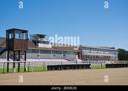 Lookout Tower en face de la tribune vide à Lingfield Park Racecourse à Surrey en Angleterre Banque D'Images