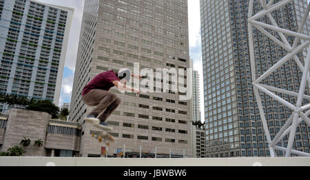 La planche à roulettes sur Bayfront Park dans le centre-ville de Miami, Floride, USA Banque D'Images