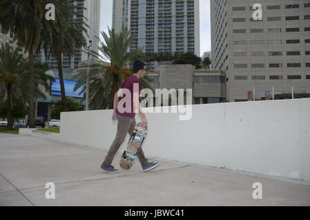 La planche à roulettes sur Bayfront Park dans le centre-ville de Miami, Floride, USA Banque D'Images