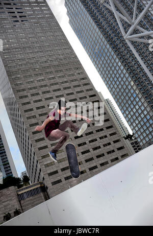 La planche à roulettes sur Bayfront Park dans le centre-ville de Miami, Floride, USA Banque D'Images