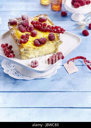 Flan aux noisettes avec des baies rouges Banque D'Images