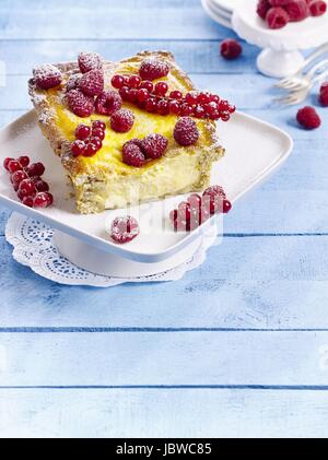 Flan aux noisettes avec des baies rouges Banque D'Images