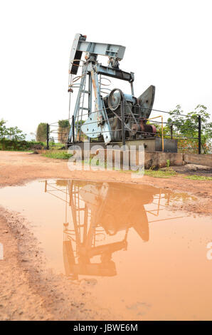 Vieux pumpjack pomper du pétrole brut à partir de puits de pétrole Banque D'Images