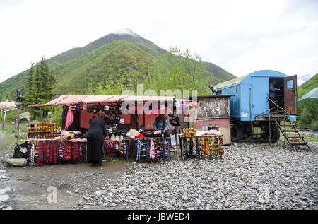 Blocage de souvenirs à la confluence de deux cours d'eau sur les montagnes du Caucase, la Géorgie Banque D'Images