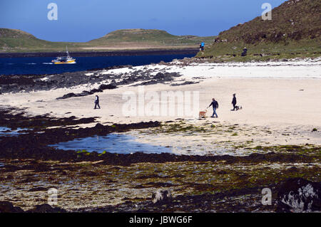 Les gens Wallking sur Coral Beach près de Claigan, Dunvagan, Ile de Skye, Ecosse UK Banque D'Images
