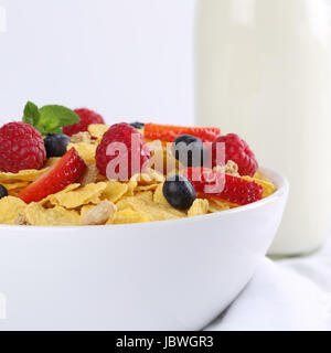 Frische Früchte und wie Erdbeeren Himbeeren mit Milch und Cornflakes zum Frühstück Banque D'Images