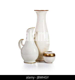 Trois vases en porcelaine blanc antique sur fond blanc chemin de détourage inclus Banque D'Images