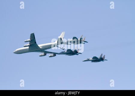 3 armée de l'air en avion de chasse F-15 être ravitaillé par un Boeing 707 en vol Banque D'Images