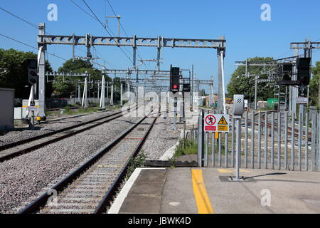 À la recherche du signal T579 vers le haut sur la ligne de secours à Maidenhead gare montrant toutes les nouvelles infrastructures de traverse. Banque D'Images