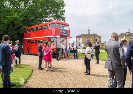 Double-decker rouge Routemaster bus Londres RML883 utilisé comme voiture de mariage, Chigwell, Essex, Angleterre Banque D'Images