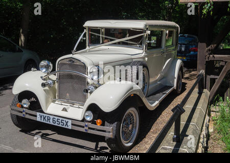 Brenchley Landaulette, voiture de mariage 1981 'X' l'enregistrement, à l'extérieur de l'Église Saints Innocents, High Beach, la Forêt d'Epping, Essex, Angleterre Banque D'Images