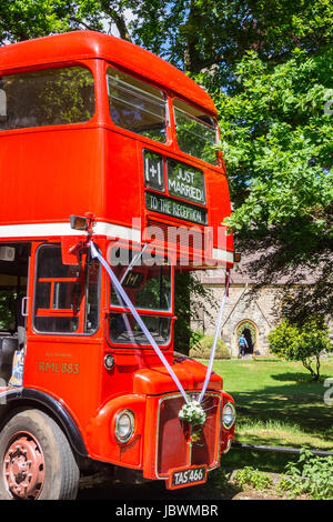 Double-decker rouge Routemaster bus Londres RML883 utilisé comme un mariage, voiture, Église Saints Innocents, High Beach, la Forêt d'Epping, Essex, Angleterre Banque D'Images