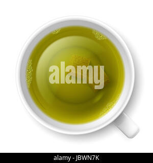 Tasse de thé vert avec des morceaux de sucre de canne jaune sur fond blanc Banque D'Images