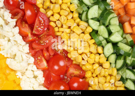 Vegetarischer Gemüse Hintergrund mit Tomaten, paprika, Gurken, und Blumenkohl Mais Banque D'Images