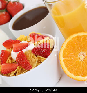 Frühstück mit Früchte muesli, Orangen, SAFT, Kaffee und Milch Banque D'Images