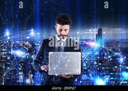 L'homme travaillant sur un ordinateur portable. Concept de l'analyse de logiciels Banque D'Images