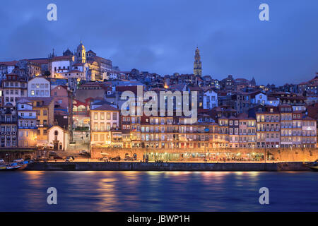 Dans la soirée de Ribeira à Porto, Portugal Banque D'Images