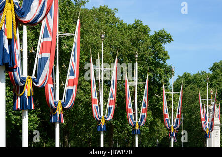 Drapeaux de l'Union britannique autour du Queens Gardens à la fin de la Mall à l'extérieur de Buckingham Palace. Westminster. Londres. L'Angleterre. Banque D'Images