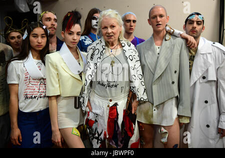 Dame Vivienne Westwood (centre) pose avec les modèles backstage pendant le show Vivienne Westwood dans le cadre de Londres Collections Mode Hommes 2018. Banque D'Images