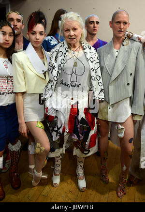 Dame Vivienne Westwood (centre) pose avec les modèles backstage pendant le show Vivienne Westwood dans le cadre de Londres Collections Mode Hommes 2018. Banque D'Images