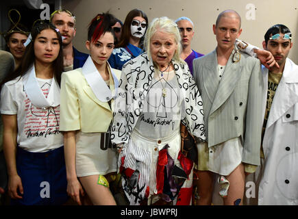 Dame Vivienne Westwood (centre) pose avec les modèles backstage pendant le show Vivienne Westwood dans le cadre de Londres Collections Mode Hommes 2018. ASSOCIATION DE PRESSE Photo. Photo date : lundi 12 juin, 2017. Crédit photo doit se lire : Ian West/PA Wire. NOTE DE L'ÉDITEUR - Contenu Banque D'Images