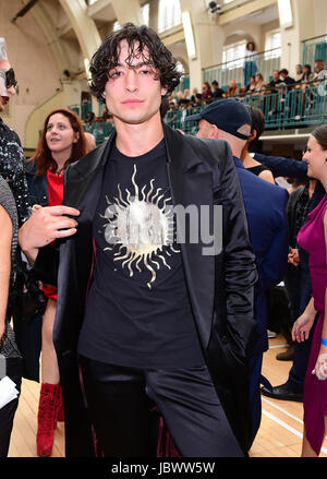 Ezra Miller pendant la Vivienne Westwood show dans le cadre de Londres Collections Mode Hommes 2018. Banque D'Images