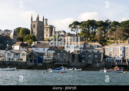 Skyline de Fowey sur les rives de la rivière Fowey, Cornwall en Grande-Bretagne Banque D'Images