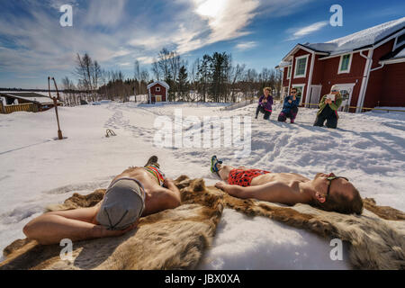 Les touristes s'amuser à prendre des photos des gens du soleil. For Kangos est une localité située dans la municipalité de Pajala, comté de Norrbotten, en Laponie suédoise. Banque D'Images