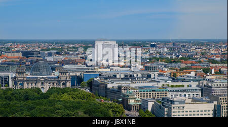 Berlin, Allemagne - le 9 juin 2017 : toits de Berlin sur le Reichstag, Porte de Brandebourg (Brandenburger Tor) Berlin, Allemagne. Banque D'Images